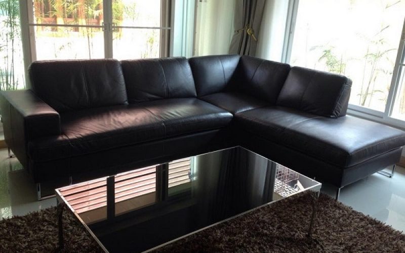 Thiết kế mộc mạc, đơn giản nhưng tính đa nhiệm lại cao, loại sofa góc L nhỏ này có thể phù hợp linh hoạt với nhiều loại không gian khác nhau.
