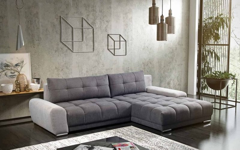 Điểm đặc biệt của mẫu sofa góc giường này nằm ở phần tựa lưng có thể hạ thấp xuống để nới rộng phần mặt ngồi tạo thành chiếc giường êm ái, thoải mái