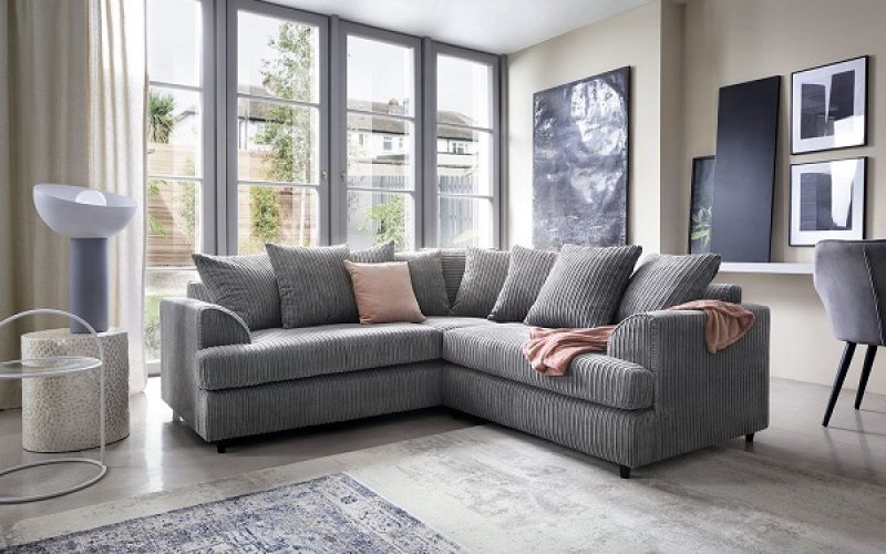 Khung ghế chắc chắn cùng phần lưng tựa và tay vịn ôm trọn phần lưng và cổ, mang lại cảm giác dễ chịu cho người ngồi.