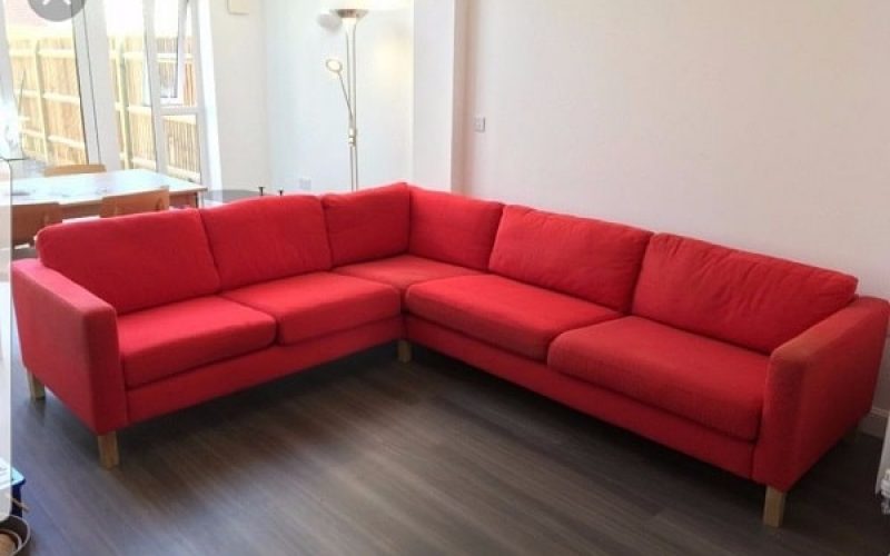 Mẫu sofa góc màu đỏ tươi này phù hợp với không gian phòng trẻ trung, tươi sáng