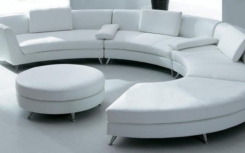 Sofa góc tròn bọc da màu trắng tinh khôi, chân inox sáng bóng chắc chắn là món đồ nội thất thú vị giúp không gian sống của bàn bừng sáng, tươi mới, rộng mở và giàu tính nghệ thuật hơn