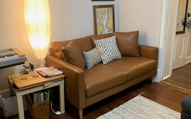 Kết hợp sofa văng da và các sản phẩm nội thất khác: đèn ngủ, bàn cà phê giúp bạn tạo ra một không gian nghỉ ngơi cực “chill”.