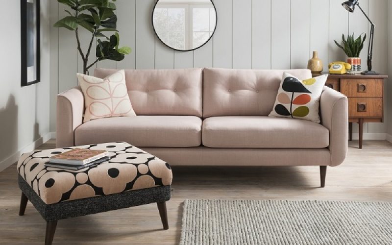Thiết kế đơn giản kết hợp với màu hồng nhẹ nhàng, trẻ trung toát lên sự thân thiện, dễ gần trong các cuộc trò chuyện. Không chỉ vậy, bạn có thể phối hợp dễ dàng với các đồ dùng trang trí khác trong căn phòng.