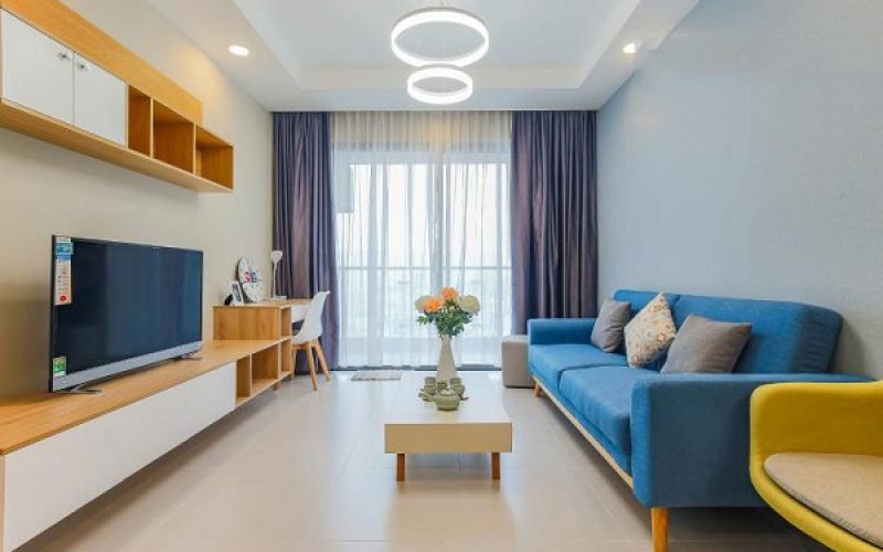 Sắc xanh thiên thanh là dấu ấn không thể nào quên của mẫu sofa này trong phòng khách chung cư bởi tính thẩm mỹ và cảm giác thư giãn, tươi mát mà bộ sofa mang lại cho người dùng