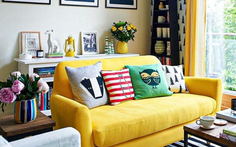 Sử dụng một vài chiếc gối màu sắc, hình thù độc đáo để trang trí sẽ giúp sofa vải màu vàng tươi ấn tượng, thu hút hơn.